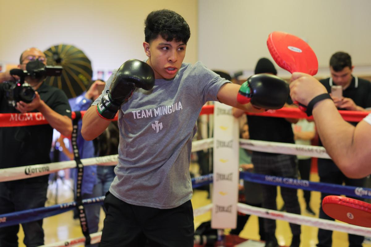 JAIME MUNGUIA VS. JIMMY KELLY FIGHTER WORKOUT QUOTES & PHOTOS  